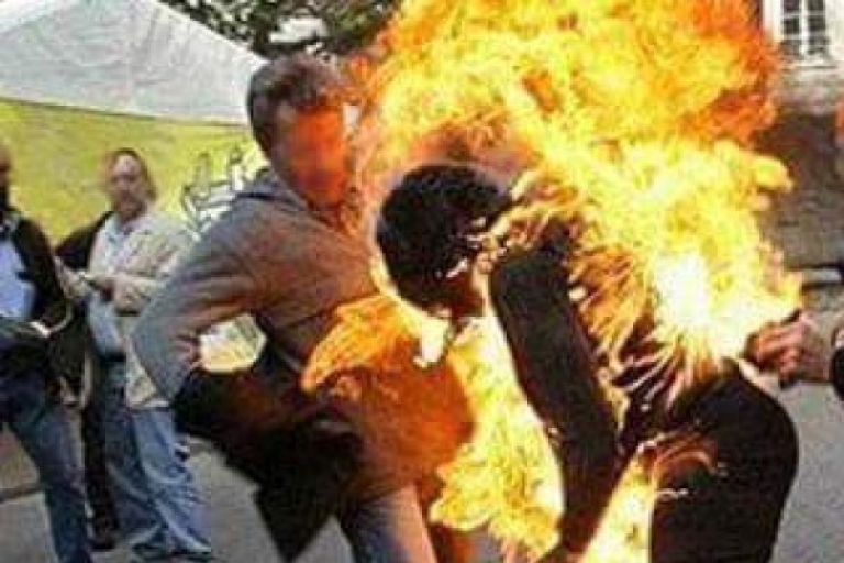 امرأة تحرق نفسها بسبب السكن
