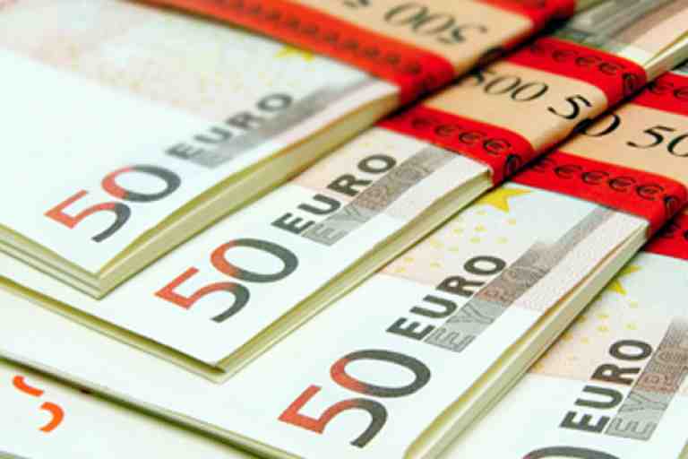 الإطاحة بشبكة دولية تستقدم أوراقا نقدية مزوّرة من بلد أوروبي