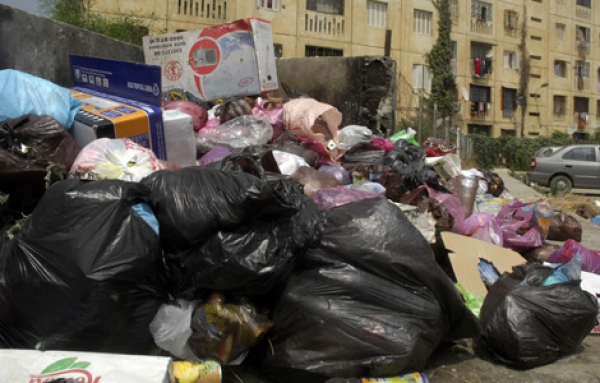 النفايات تحاصر حي 184 مسكنا