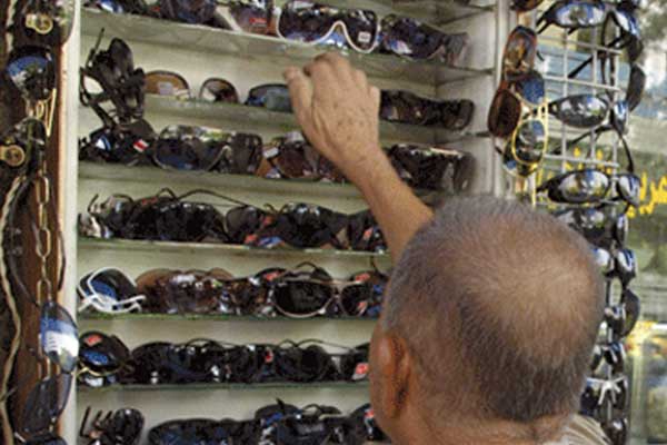 النظارات الشمسية المقلدة تهدد صحة العينين