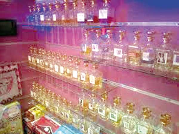 محلات العطور المركزة تلقى رواجا