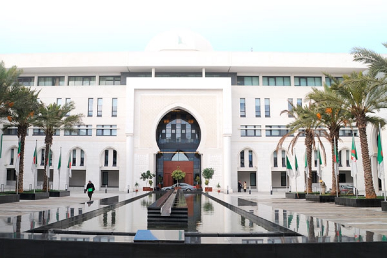 الخارجية تؤكد تحديد هوية الضحيتين الجزائريتين