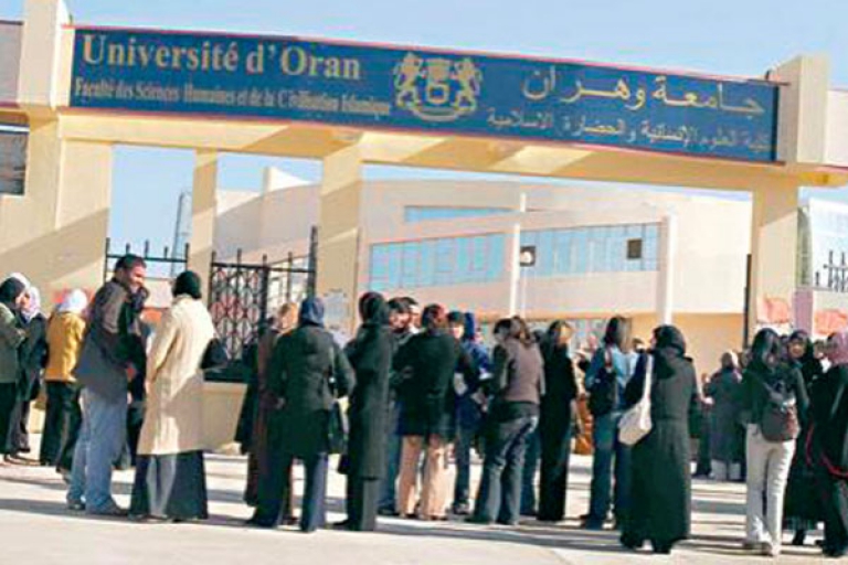 الطلبة يغلقون الإدارة ويتوقفون عن الدراسة
