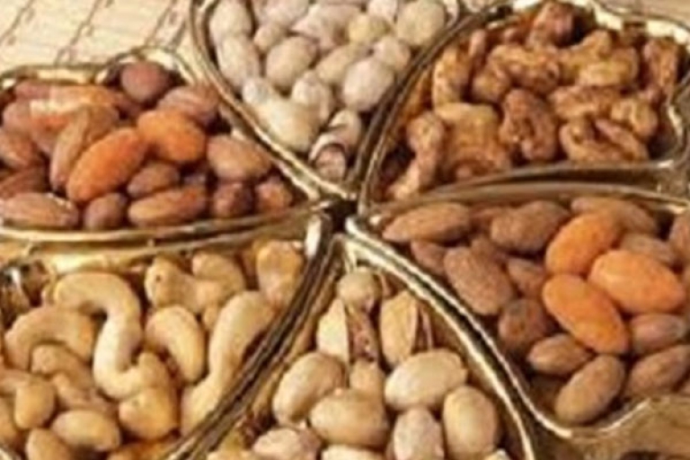 إقبال شديد للمواطنين على المكسرات بحي اللوز
