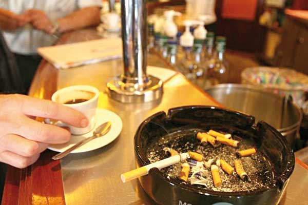 غرامة مالية على المدخنين بالأماكن العمومية تصل إلى 5 آلاف دينار