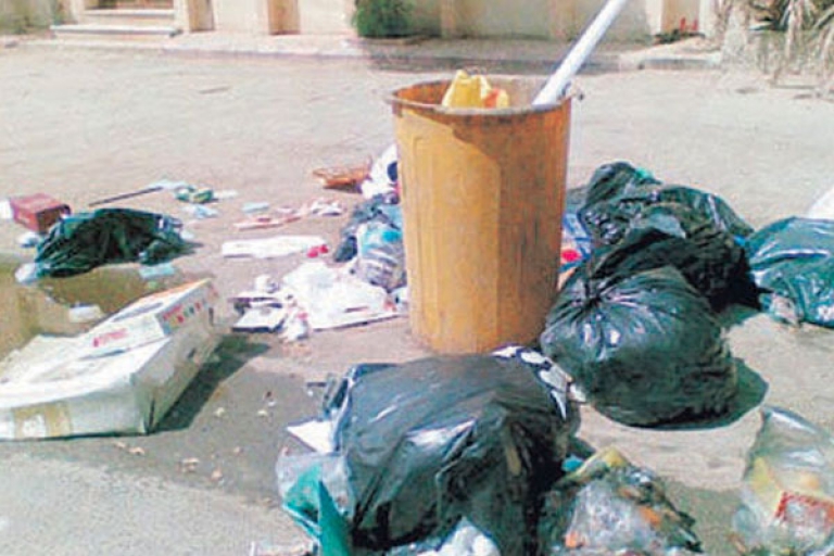 الأوساخ تؤرق سكان حي 552 مسكنا بنقاوس