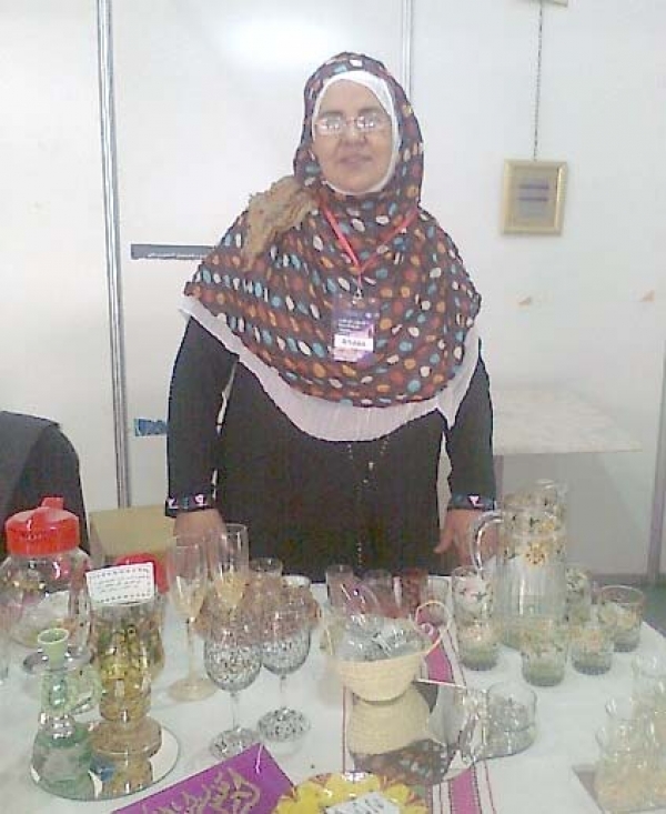 مليكة جنادي تبدع في الرسم على الزجاج