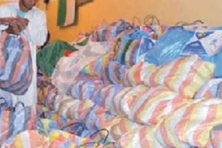 صناديق للأموال وسلال للمواد الغذائية بالمحلات التجارية