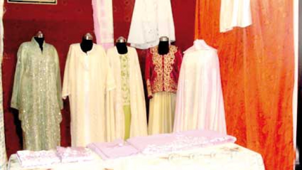 عرض الألبسة التقليدية وتطوير مهارات الحرفيين