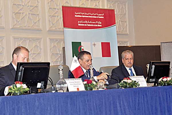 الجزائر تسعى إلى تنويع اقتصادها وتطوير مواردها الأولية