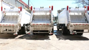 اقتناء 4 شاحنات ضاغطة لجمع النفايات