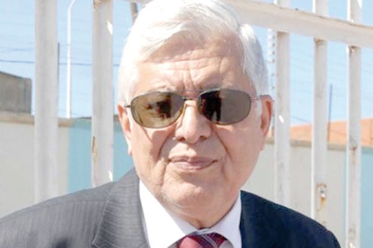 العايب يريد حل الأزمة المالية بتسريح اللاعب