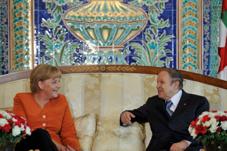 الرئيس بوتفليقة يجدد مساندة الجزائر  لألمانيا في مكافحتها للإرهاب