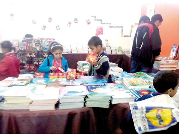 "صالون الكتاب" يجذب الأطفال نحو عناوين كثيرة بحلل متجددة