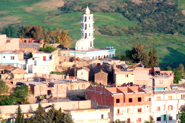 سكان قرية كريمة بذارع قبيلة يحتجون