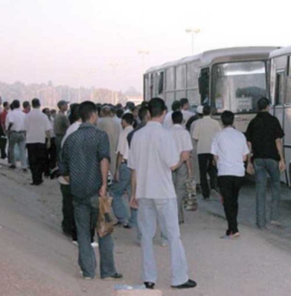ارتفاع الكثافة السكانية ونقص في وسائل النقل