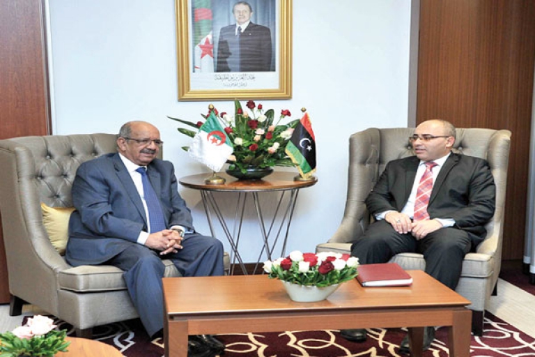 التأكيد على الحل السياسي بعيدا عن التدخل الأجنبي