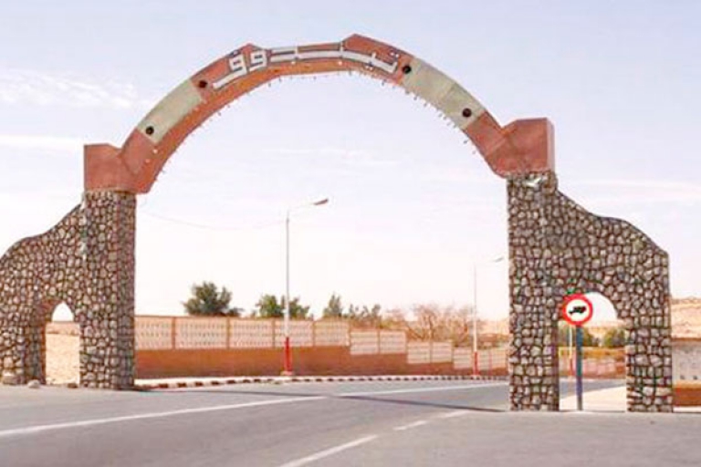 العمال يطالبون برحيل المدير