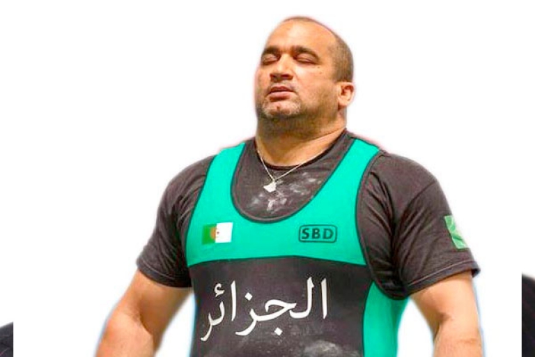 البطل العالمي أمين بوعافية يفتكّ الذهب بحمل 400 كلغ