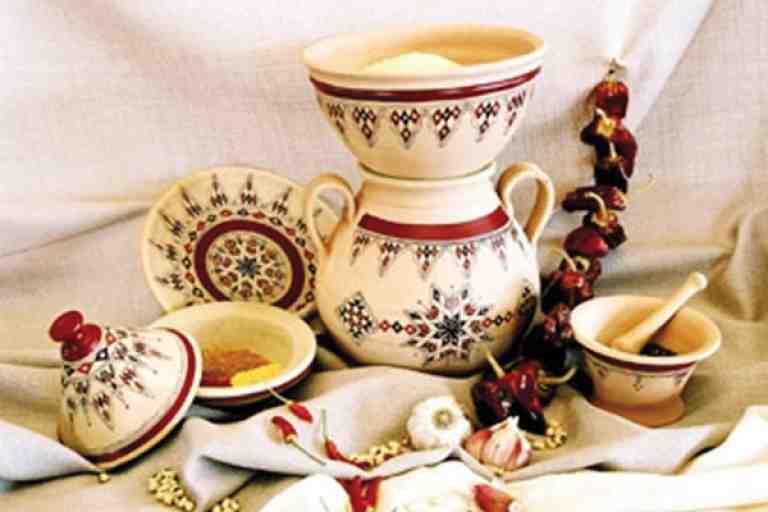 نسوة يزين مائدة رمضان بأوان تقليدية