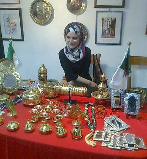 نجاة عقون تبدع في النقش على النحاس