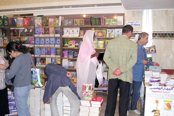 منع الناشرين الأجانب من البيع بالجملة