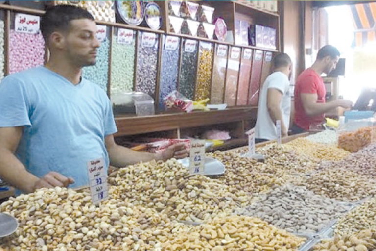 تجارة المكسرات تنتعش بـ "حي اللوز"
