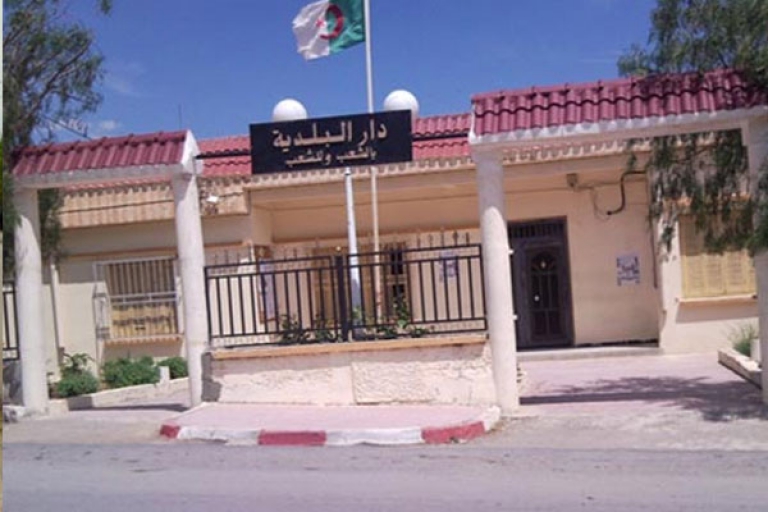 سكان تيغانيمين بباتنة يحتجون أمام البلدية