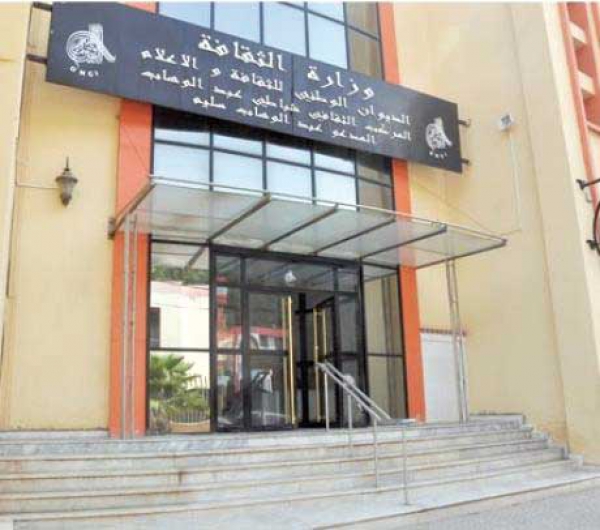 تحايا لحواء مطوّقة بالورد