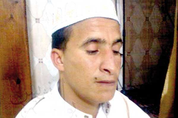 أحمد رياح كفيف يؤم الناس في صلاة التراويح بتيسمسيلت