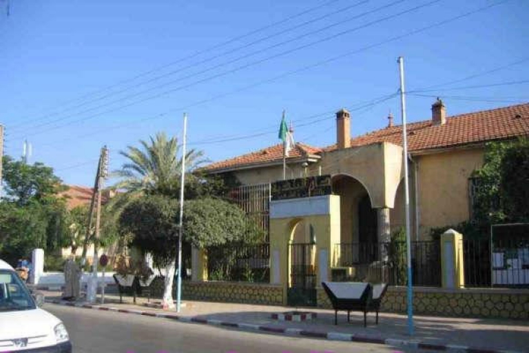 سكان دوار الشعبة الحمراء يغلقون الطريق