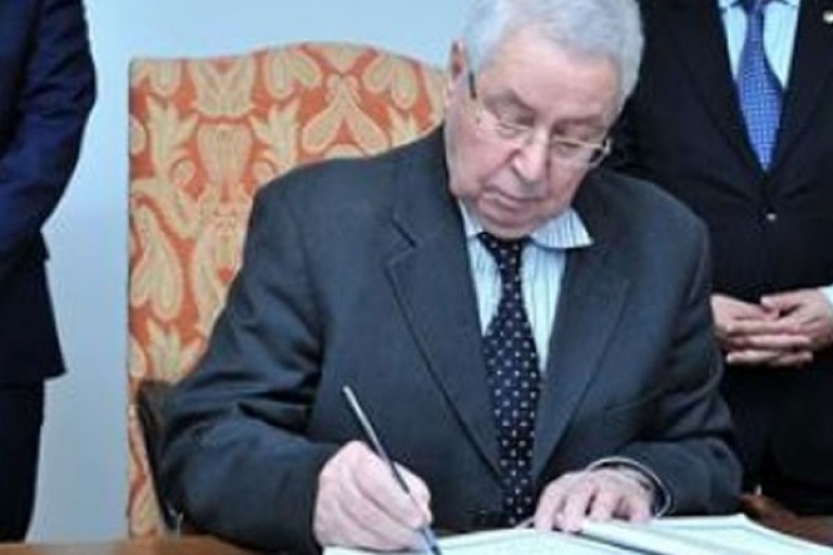 بن صالح يوقع على سجل التعازي