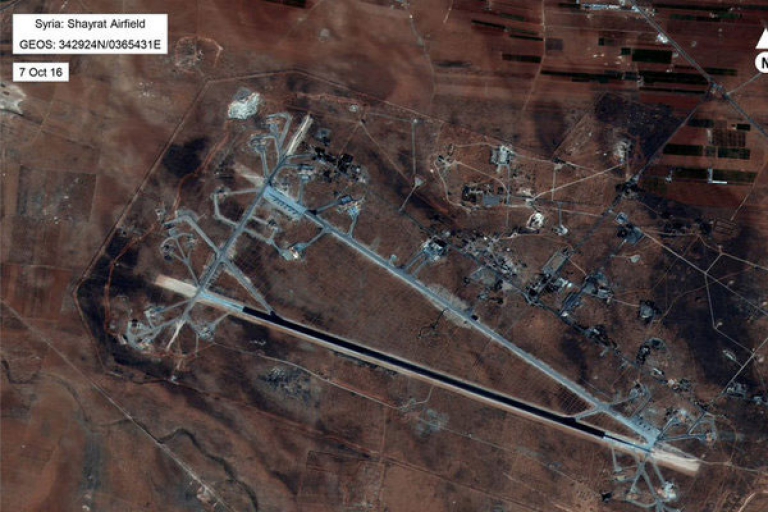 قصف أمريكي لمطار الشعيرات السوري بـ 59 طوماهوك