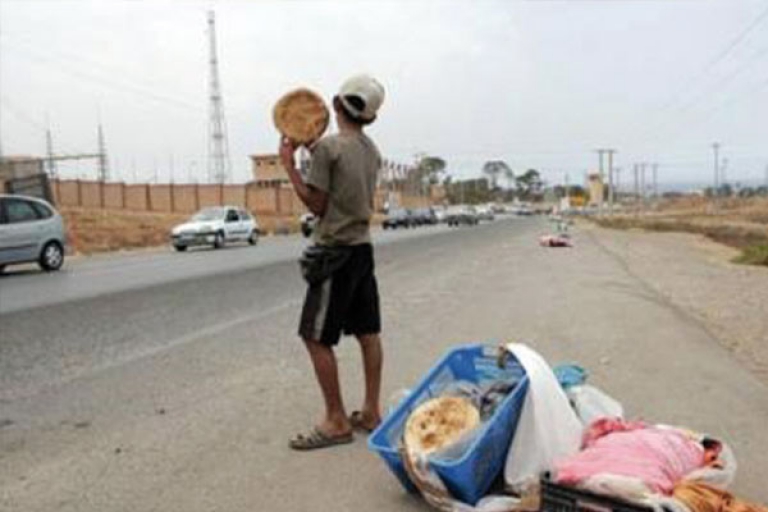 أطفال يحترفون بيع "الديول" و’’المطلوع" في رمضان