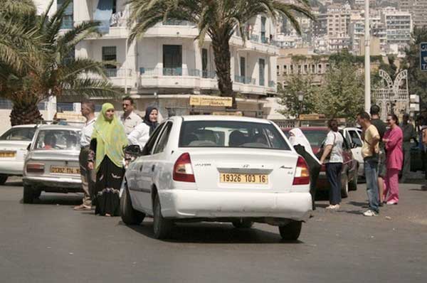 اتحادية سيارات الأجرة تدعو إلى التبليغ عن التجاوزات