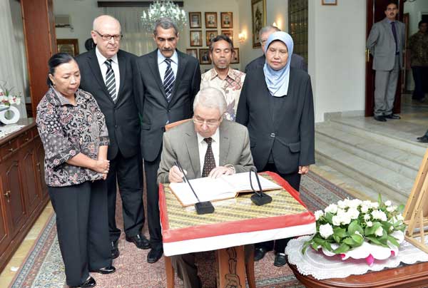 بن صالح يقدم التعازي باسم رئيس الجمهورية