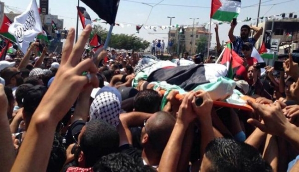 عشرات آلاف الفلسطينيين يشيّعون جثمان الشهيد أبو خضير