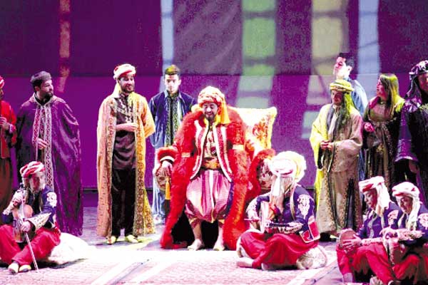 الافتخار برموز الجزائر وتمجيد أبطالها