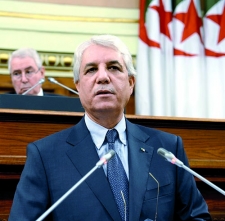 عبد المومن خليفة سيخضع لمحاكمة عادلة في الجزائر 
