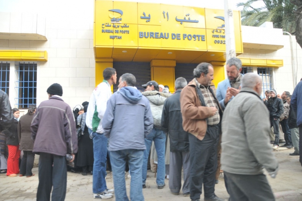 طوابير طويلة بمراكز البريد ببسكرة