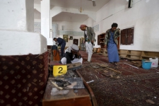 25 قتيلا في تفجيرين انتحاريين بمسجد أثناء صلاة العيد بصنعاء