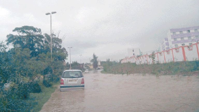 طريق وادي السمار يغرق في مياه الأمطار