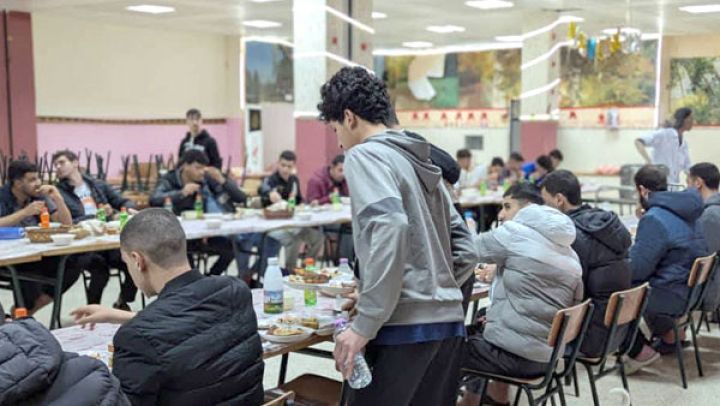 وجبات دون المستوى تقدَّم للمقيمين بحي الذكور