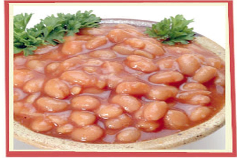 يتدفقون على شارع طنجة بحثا عن مقعد بمطعم شعبي