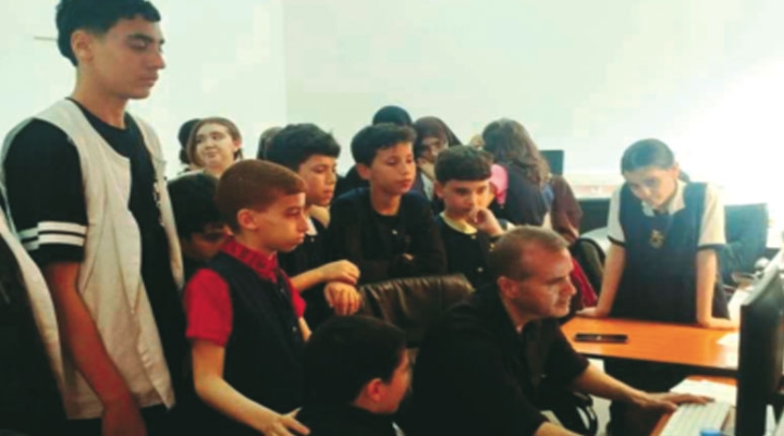 نجباء مدرسة "الوسام" ببرج الكيفان يزورون جريدة "المساء"
