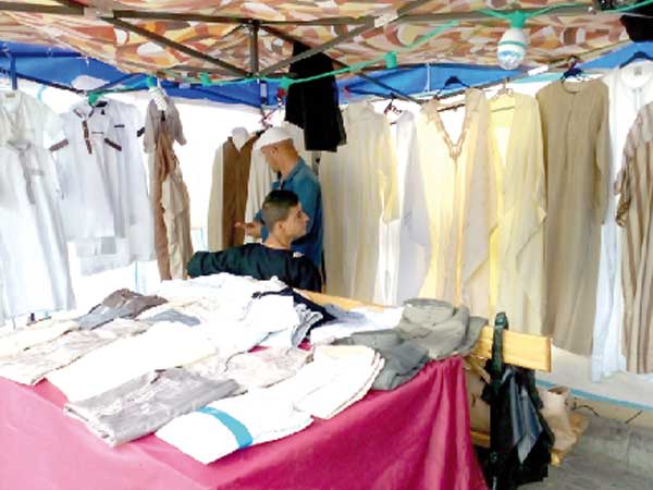 انتعاش سوق الأقمصة والسجادات والمصاحف