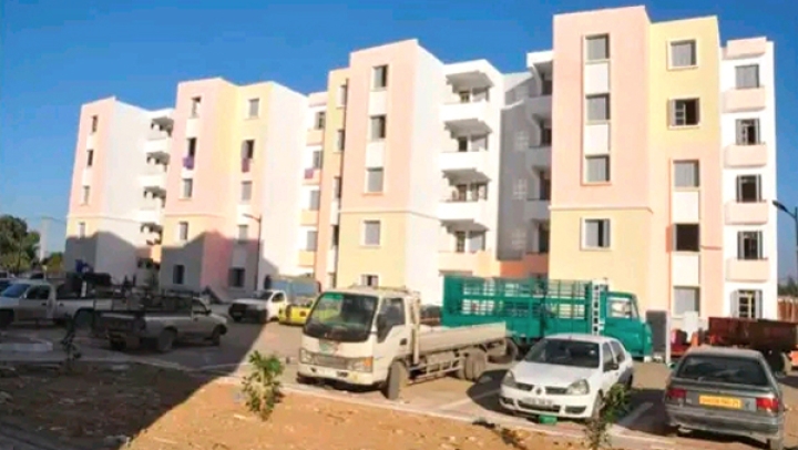 30 عائلة تتسلم مفاتيح سكناتها الجديدة