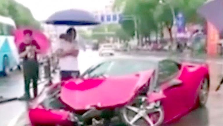 حصلت على "فيراري" وحطمتها في ثوان