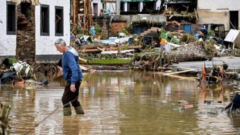 الأعاصير والفيضانات تشل الحياة في مناطق بألمانيا وفرنسا وهولندا وبلجيكا