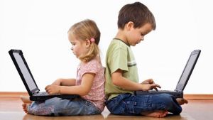 إدمان الأطفال على الأجهزة الإلكترونية يعرضهم لاضطرابات لغوية